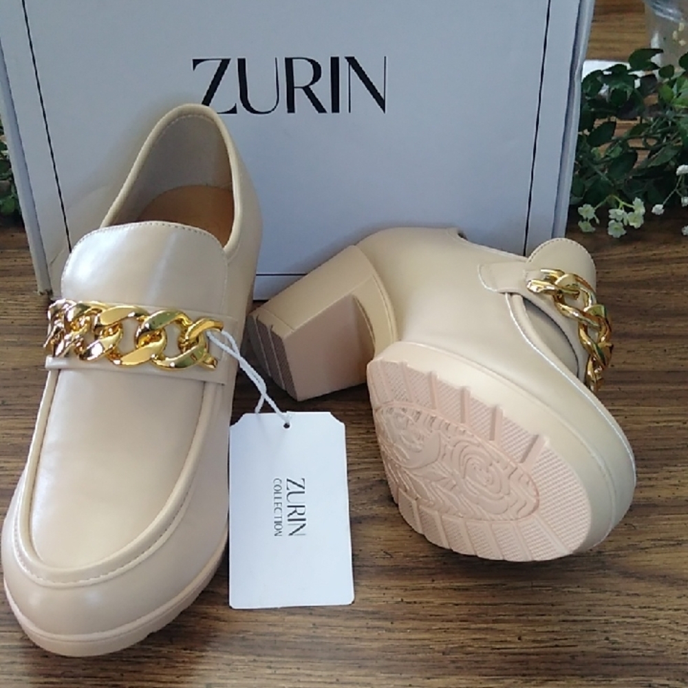 🩷Women's Cream Colored  Loafers with Gold Chain Accent Size 8.5